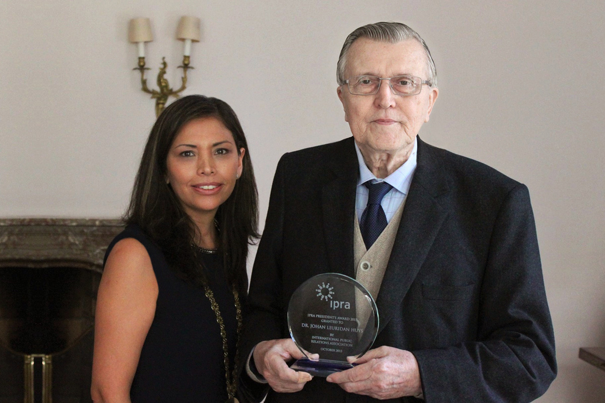 La Presidenta De IPRA, Dra. Amybel Sánchez De Walther, Entregó El Prestigioso Premio IPRA President’s Award 2015