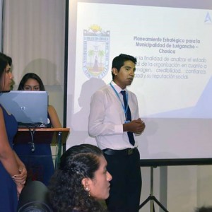 Alumnos Del Taller Del X Ciclo Presentando El Plan Estratégico De Relaciones Públicas Para La Municipalidad De Chosica.